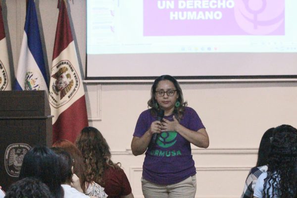 ORMUSA imparte conferencia a estudiantes sobre derechos de las mujeres