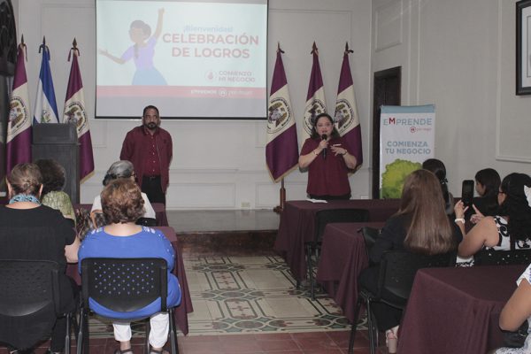 Mujeres emprendedoras avanzan en programa Comienzo mi negocio