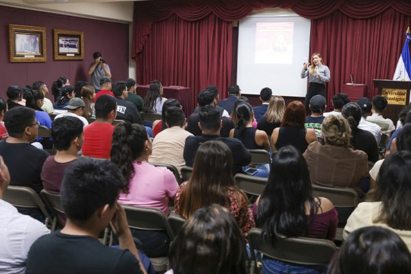 Periodista de TCS Ingrid Castellanos habla sobre el periodismo político: fuentes y línea editorial
