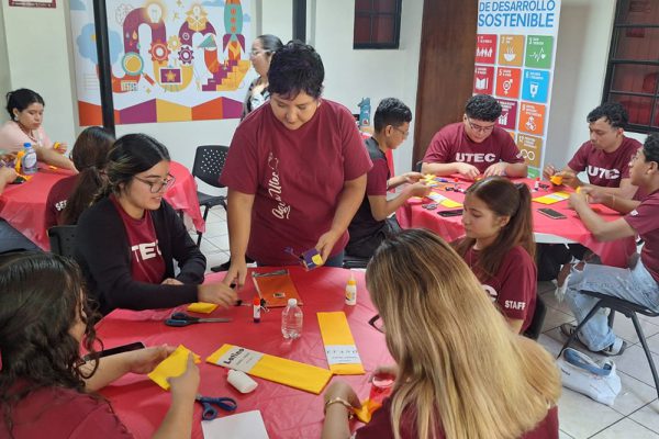 Entre flores, papel y memoria: la Universidad celebra la vida en su Primer Taller de Manualidades para el Día de Muertos