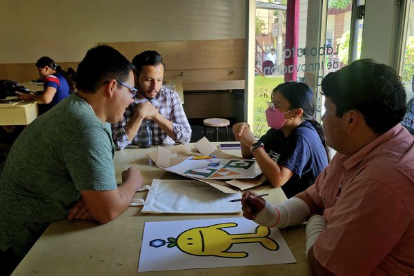 Estudiantes exploran su talento creativo en taller de serigrafía casera